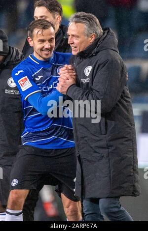 Manuel PRIETL (links, BI) freut sich über Uwe NEUHAUS (Trainer, BI), Jubel, Jubel, Jubel, Jubel, Freude, Jubel, Jubel, Abschlussjubel, Halbfigur, Halbfigur, Portraitformat, Fußball 2. Bundesliga, 19. Spieltag, DSC Arminia Bielefeld (BI) - VfL Dortmund (BO) 2:0, am 28. Januar 2020 in Bielefeld/Deutschland. ¬ Nutzung weltweit Stockfoto