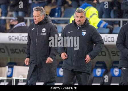 Uwe NEUHAUS (links, Trainer, BI) und Thomas REIS (Trainer, BO) nach Spielende, Halbfigur, Halbfigur, Fußball 2. Bundesliga, 19. Spieltag, DSC Arminia Bielefeld (BI) - VfL Dortmund (BO) 2: 0, am 28. Januar 2020 in Bielefeld/Deutschland. ¬ Nutzung weltweit Stockfoto