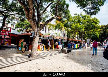 Benefizmarkt im Veranstaltungsbereich der Stadt vor der Kathedrale in Funchal auf der Insel Madeira Stockfoto