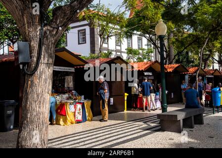 Benefizmarkt im Veranstaltungsbereich der Stadt vor der Kathedrale in Funchal auf der Insel Madeira Stockfoto