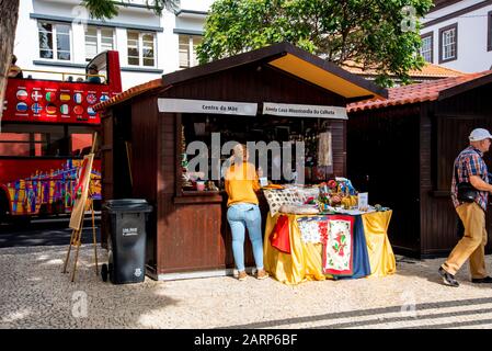 Benefizmarkt im Veranstaltungsbereich der Stadt vor der Kathedrale in Funchal auf der Insel Madeira Stockfoto