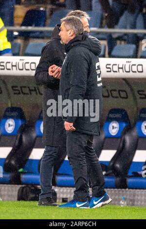 Uwe NEUHAUS (Hi., Coach, BI) und Thomas REIS (Trainer, BO) schütteln hinterher, Spielende, Geste, Geste, ganze Figur, Hochformat, Fußball 2. Bundesliga, 19. Spieltag, DSC Arminia Bielefeld (BI) - VfL Dortmund (BO) 2: 0, am 28. Januar 2020 in Bielefeld/Deutschland. ¬ Nutzung weltweit Stockfoto