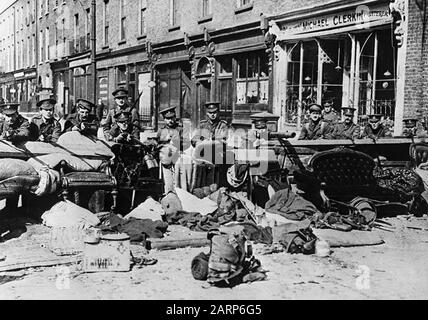 OSTERAUFGANG April 1916. Britische Soldaten hinter einer improvisierten Barrikade in Dublin Stockfoto