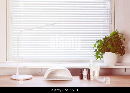 Innenbereich von leeren modernen Nagelarbeitsplatz. Arbeitsplätze für Herren von Maniküre Stockfoto