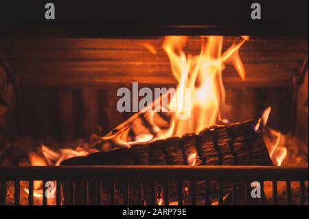 Brennender Kamin in der Nacht, Nahaufnahme mit weichem selektivem Fokus Stockfoto