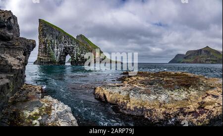 Wunderschönes Gigapan-Panorama des Drangarnir Tors vor Tindholmur, den Färöern Stockfoto