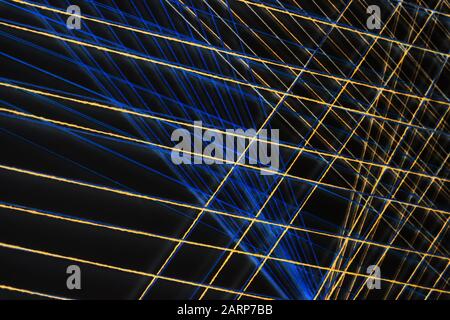 Abstraktes Hintergrundfoto mit bunten Knast über schwarzer Wand, geometrisches Muster Stockfoto