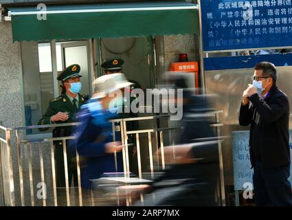 Chinesische paramilitärische Polizisten, die Gesichtsmasken zur Vorbeugung des neuen Coronavirus und der Pneumonie tragen, stehen in der Chung Ying Street während der Chin Wache Stockfoto