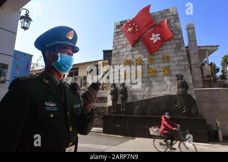 Ein chinesischer paramilitärischer Polizist, der eine Gesichtsmaske zur Vorbeugung des neuen Coronavirus und der Pneumonie trägt, steht während der Wache an der Chung Ying Street Stockfoto