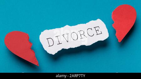 Nahaufnahme der Scheidung Text auf Papier über schneiden ein Stück Rotes Herz Stockfoto