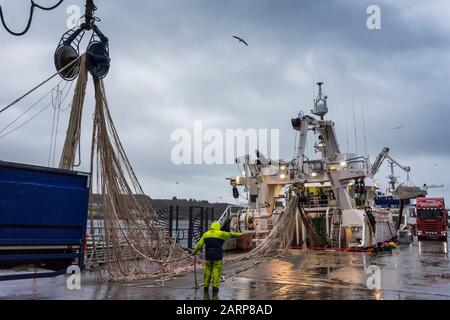 Killybegs, County Donegal, Irland. Januar 2020. Fischer arbeiten an ihren Bootsnetzen bei grauenerregem Regenwetter, während Großbritannien einen Gesetzentwurf zur Beendigung der automatischen EU-Fischereirechte in britischen Gewässern einführt. Der künftige Zugang zu Fisch in britischen Gewässern wäre Sache des Vereinigten Königreichs, zu verhandeln und über die Regeln zu entscheiden, die ausländische Schiffe befolgen müssen. Stockfoto