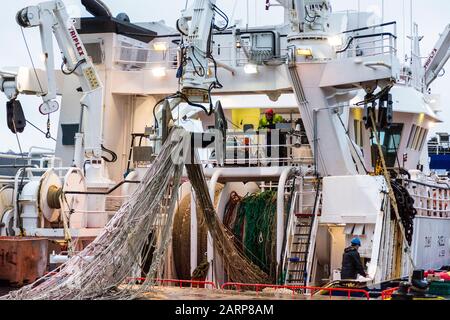 Killybegs, County Donegal, Irland. Januar 2020. Fischer arbeiten an ihren Bootsnetzen bei grauenerregem Regenwetter, während Großbritannien einen Gesetzentwurf zur Beendigung der automatischen EU-Fischereirechte in britischen Gewässern einführt. Der künftige Zugang zu Fisch in britischen Gewässern wäre Sache des Vereinigten Königreichs, zu verhandeln und über die Regeln zu entscheiden, die ausländische Schiffe befolgen müssen. Stockfoto