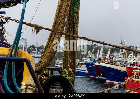 Killybegs, County Donegal, Irland. Januar 2020. Fischer arbeiten an ihren Bootsnetzen bei grauenerregem Regenwetter, während Großbritannien einen Gesetzentwurf zur Beendigung der automatischen EU-Fischereirechte in britischen Gewässern einführt. Der künftige Zugang zu Fisch in britischen Gewässern wäre Sache des Vereinigten Königreichs, zu verhandeln und über die Regeln zu entscheiden, die ausländische Schiffe befolgen müssen. Stockfoto