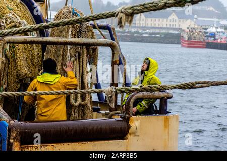 Killybegs, County Donegal, Irland. Januar 2020. Fischer arbeiten an ihren Bootsnetzen bei grauenerregem Regenwetter, während Großbritannien einen Gesetzentwurf zur Beendigung der automatischen EU-Fischereirechte in britischen Gewässern einführt. Der künftige Zugang zu Fisch in britischen Gewässern wäre Sache des Vereinigten Königreichs, zu verhandeln und über die Regeln zu entscheiden, die ausländische Schiffe befolgen müssen. Stockfoto