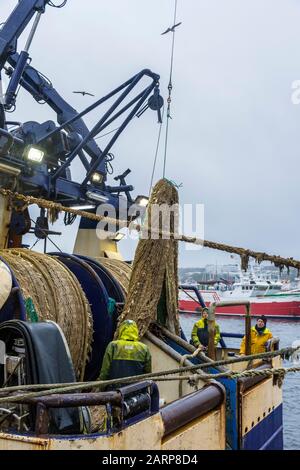 Killybegs, County Donegal, Irland. Januar 2020. Fischer arbeiten an ihren Bootsnetzen bei grauenerregem Regenwetter, während Großbritannien einen Gesetzentwurf zur Beendigung der automatischen EU-Fischereirechte in britischen Gewässern einführt. Der künftige Zugang zu Fisch in britischen Gewässern wäre Sache des Vereinigten Königreichs, zu verhandeln und über die Regeln zu entscheiden, die ausländische Schiffe befolgen müssen. Stockfoto