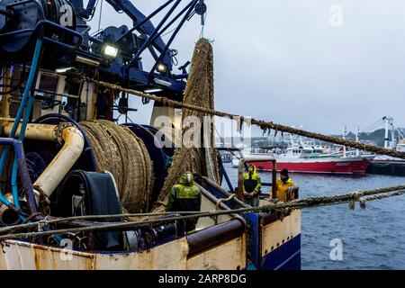 Killybegs, County Donegal, Irland. Januar 2020. Fischer arbeiten an ihren Bootsnetzen bei grauenerregem Regenwetter, während Großbritannien einen Gesetzentwurf zur Beendigung der automatischen EU-Fischereirechte in britischen Gewässern einführt. Der künftige Zugang zu Fisch in britischen Gewässern wäre Sache des Vereinigten Königreichs, zu verhandeln und über die Regeln zu entscheiden, die ausländische Schiffe befolgen müssen. Stockfoto