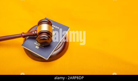 Nahaufnahme des kanadischen Passes und des Richters Gavel, Einwanderungsrecht. Stockfoto