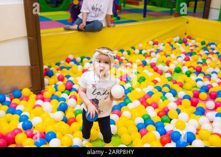 Ein süßes kleines Mädchen, das auf dem Indoor-Spielplatz in einem Einkaufszentrum spielt. Stockfoto