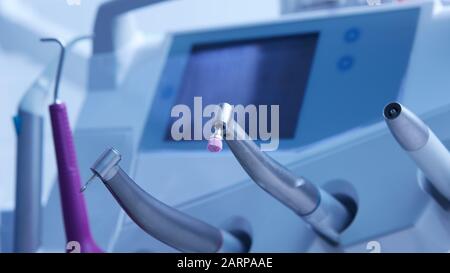 Verschiedene zahnärztliche Instrumente und Werkzeuge in einem Büro Zahnärzte Stockfoto