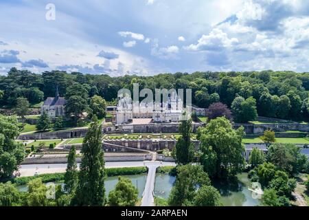 Frankreich, Indre et Loire, Loire-Tal, das von der UNESCO zum Weltkulturerbe erklärt wurde, Rigny Usse, Gärten Chateau d'Usse, allgemeiner Blick auf den Fluss Indre (Luftbild) Stockfoto