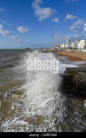 Brighton UK 29. Januar 2020 - Wellen stürzen am Brighton Palace Pier an die Küste ab, da wärmere, aber nasse Wetterbedingungen für die nächsten Tage über das Land zurückkommen werden. Kredit: Simon Dack / Alamy Live News Stockfoto