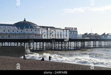 Brighton UK 29. Januar 2020 - Wellen stürzen am Brighton Palace Pier an die Küste ab, da wärmere, aber nasse Wetterbedingungen für die nächsten Tage über das Land zurückkommen werden. Kredit: Simon Dack / Alamy Live News Stockfoto