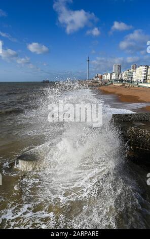 Brighton UK 29. Januar 2020 - Wellen stürzen am Brighton Palace Pier an die Küste ab, da wärmere, aber nasse Wetterbedingungen für die nächsten Tage über das Land zurückkommen werden. Kredit: Simon Dack / Alamy Live News Stockfoto