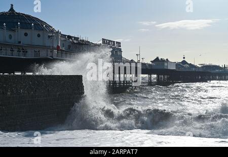 Brighton UK 29. Januar 2020 - Wellen stürzen am Brighton Palace Pier an die Küste ab, da wärmere, aber nasse Wetterbedingungen für die nächsten Tage über das Land zurückkommen werden. Kredit: Simon Dack / Alamy Live News Stockfoto