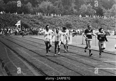 Aufnahmen AVRO-TV Sterrenslag in Enschede v.l. H. van den Bergh, S. Faber, Tom Collins, Anne van Egmond Datum: 14. August 1980 Ort: Enschede, Overijssel Schlüsselwörter: Laufen, Fernsehprogramme persönlicher Name: Bergh, H. van den, Collins, Tom, Egmont, Anne van, Faber, S. Stockfoto