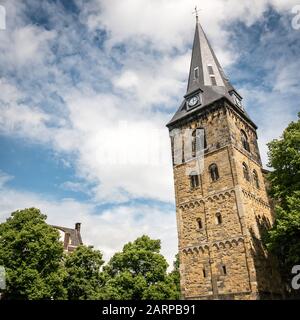 Niedriger Blick auf den Uhrturm der Grote Kerk (Große Kirche) im Oude Markt (Alter Markt) der niederländischen Stadt Enschede. Stockfoto