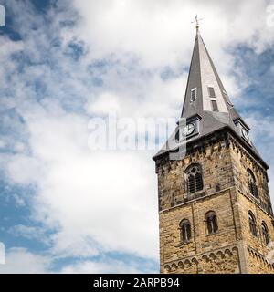 Niedriger Blick auf den Uhrturm der Grote Kerk (Große Kirche) im Oude Markt (Alter Markt) der niederländischen Stadt Enschede. Stockfoto