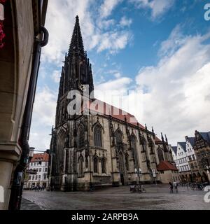 Tiefwinkelansicht der Lambertikkirche (St. Lambert-Kirche) in den Seitenstraßen des alten Münsteraner Stadtkerns in Westfalen, Nordwest-Deutschland. Stockfoto