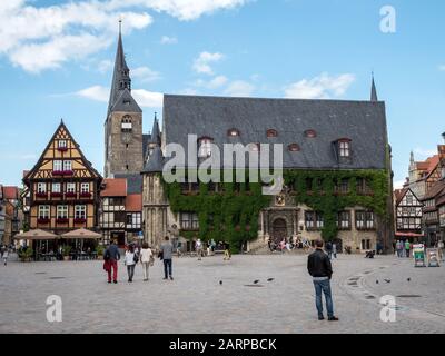 Der Marktplatz von Quedlinburg und sein imposantes Rathaus (Rathaus) in der von der UNESCO geschützten deutschen Stadt im Landkreis Sachsen-Anhalt. Stockfoto