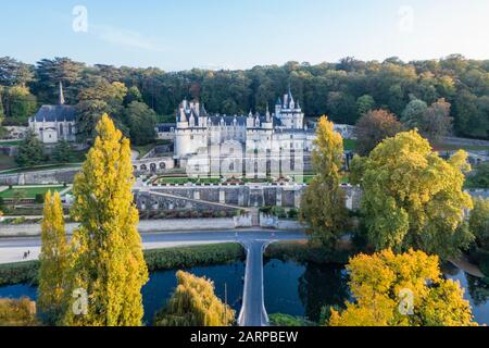 Frankreich, Indre et Loire-Tal, das von der UNESCO zum Weltkulturerbe erklärt wurde, Rigny Usse, Gärten Chateau d'Usse, allgemeine Aussicht im Herbst mit dem Indre Riv Stockfoto