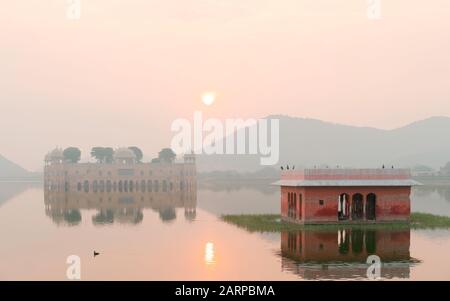 Leerer Königspalast umgeben von See- und Aravalli-Hügeln als Kulisse bei Sonnenaufgang in Jaipur, Rajasthan, Indien. Stockfoto