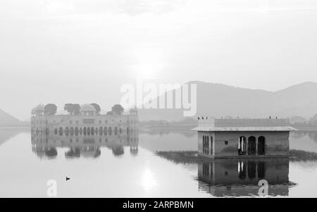 Leerer Königspalast umgeben von See- und Aravalli-Hügeln als Kulisse bei Sonnenaufgang in Jaipur, Rajasthan, Indien. Stockfoto