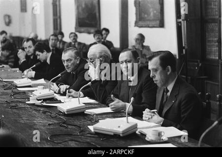 Anhörung des Kammerausschusses für RSV in den Haag V. L.n.r. Jansma, Aufsichtsrat, Kretzers (Vorsitzender des Aufsichtsrats, Stikker, Vorsitzender des Verwaltungsrates, Van Rijn, Vorstand Anmerkung: Marginals Negativstreifen: Nr. 15 Kretzers, Vorsitzender des Aufsichtsrats und Stikker, Vorsitzender des Verwaltungsrates während der Anhörung Datum: 9. Februar 1983 Ort: Den Haag, Zuid-Holland-Stichwörter: Maschinenfabriken, Parlamentsforschung, Werften Personenname: Stikker, Allard Stockfoto