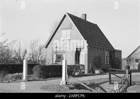 Fixpunkte Kulturdienst Haus der Farm in Zijpe (swailverland Zijpe- en Hazepolder) Anmerkung: Z-16. Noord-Holland Schlüsselwörter: Bodenkonsolidierung, Geländemodifikationen Stockfoto