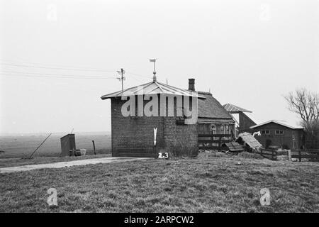 Fixpunkte Kulturdienst Transformatorhuisje? In der Nähe einer Farm in Zijpe (Landkonsolidierung Zijpe- und Hazepolder) Anmerkung: Z-43. Erbaut 1925, auf dem Dach ein Windfahne Datum: Februar 1953 Standort: Noord-Holland Schlagwörter: Bodenverdichtung, Geländewasserwechsel Stockfoto