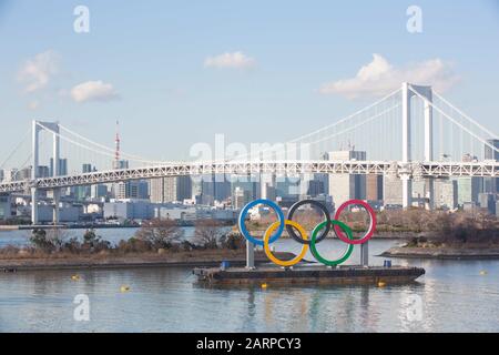 29. Januar 2020, Tokio, Japan: Blick auf Olympische Ringe, das Symbol der Olympischen Spiele, die im Odaiba Marine Park in Tokio installiert wurden. (Bild: © Stanislav Kogiku/SOPA Bilder über ZUMA Draht) Stockfoto