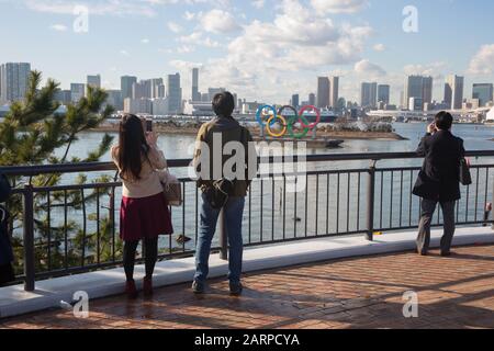 29. Januar 2020, Tokio, Japan: Touristen machen Fotos vom olympischen Symbol im Odaiba Marine Park in Tokio. (Bild: © Stanislav Kogiku/SOPA Bilder über ZUMA Draht) Stockfoto