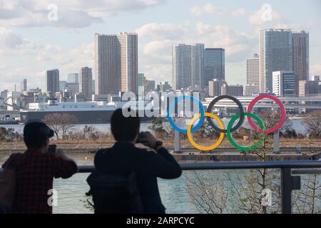 29. Januar 2020, Tokio, Japan: Touristen machen Fotos vom olympischen Symbol im Odaiba Marine Park in Tokio. (Bild: © Stanislav Kogiku/SOPA Bilder über ZUMA Draht) Stockfoto