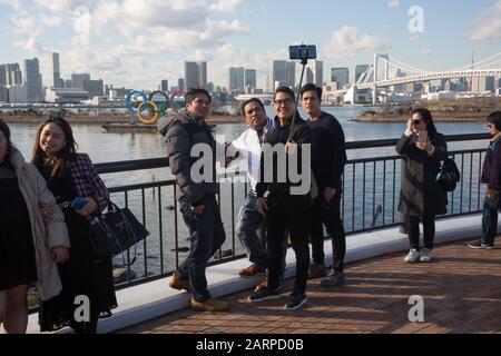 29. Januar 2020, Tokio, Japan: Touristen nehmen Selfies vor dem olympischen Symbol im Odaiba Marine Park in Tokio. (Bild: © Stanislav Kogiku/SOPA Bilder über ZUMA Draht) Stockfoto