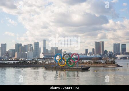 29. Januar 2020, Tokio, Japan: Blick auf Olympische Ringe, das Symbol der Olympischen Spiele, die im Odaiba Marine Park in Tokio installiert wurden. (Bild: © Stanislav Kogiku/SOPA Bilder über ZUMA Draht) Stockfoto