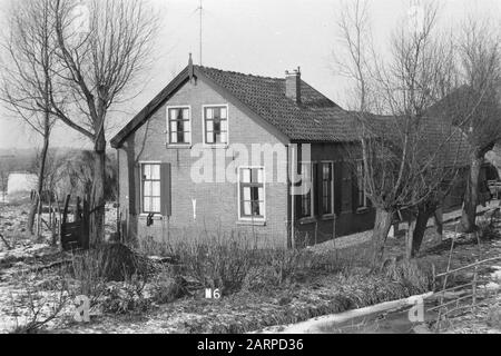 Fixpunkte Cultuurtechnischer Dienst Haus te Noorden oder Nieuwkoop (Landteilung Zegveld) Anmerkung: N-6. Stichwörter: Bodenkonsolidierung, Geländeanpassung Stockfoto