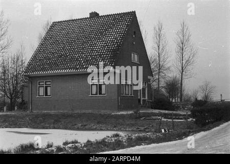 Fixpunkte Cultuurtechnischer Dienst Haus te Noorden oder Nieuwkoop (Landteilung Zegveld) Anmerkung: N-3. Stichwörter: Bodenkonsolidierung, Geländeanpassung Stockfoto