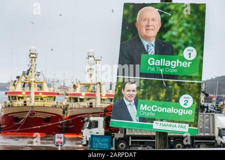 Killybegs, County Donegal, Irland. Januar 2020. Plakate für die Kandidaten von Fianna Fáil bei den Parlamentswahlen im Fischereihafen. Die Parlamentswahlen in Irland 2020 werden am Samstag, den 8. Februar 2020 stattfinden. Stockfoto