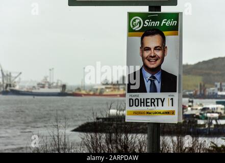 Killybegs, County Donegal, Irland. Januar 2020. Als Wahlplakat für den Kandidaten Pearse Daniel Doherty ist Doherty ein irischer Sinn Féin-Politiker, der seit den Parlamentswahlen 2016 Teachta Dála für den Wahlkreis Donegal ist. Die Parlamentswahlen in Irland 2020 werden am Samstag, den 8. Februar 2020 stattfinden. Stockfoto