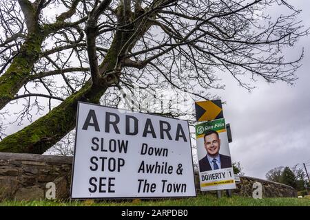 Ardara, County Donegal, Irland. Januar 2020. Als Wahlplakat für den Kandidaten Pearse Daniel Doherty ist Doherty ein irischer Sinn Féin-Politiker, der seit den Parlamentswahlen 2016 Teachta Dála für den Wahlkreis Donegal ist. Die Parlamentswahlen in Irland 2020 werden am Samstag, den 8. Februar 2020 stattfinden. Stockfoto