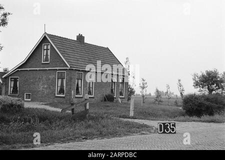 Fixpunkte Kulturdiensthaus [Rinsumageest swap] Anmerkung: D-35 Pfeil gibt Datum an: Juni 1954 Ort: Dokkum, Friesland, Rinsumageest Schlüsselwörter: Bodenkonsolidierung, Geländeanpassung Stockfoto